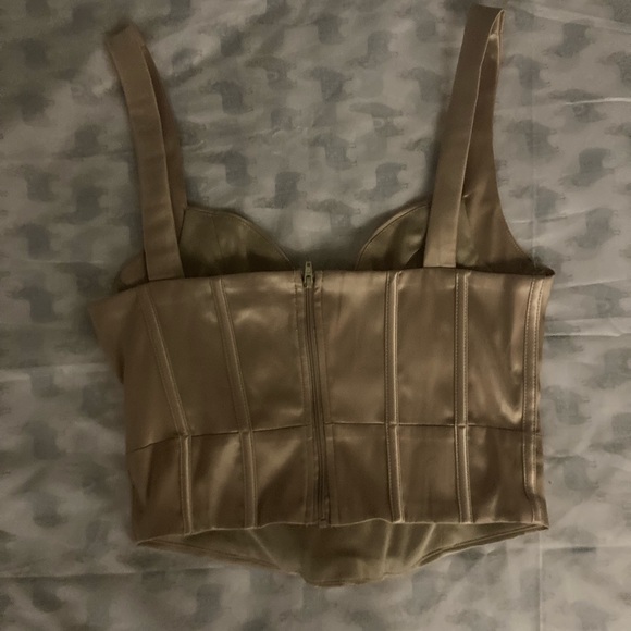 Tan/cream color crop tank top. Size Medium (M). - Picture 2 of 3